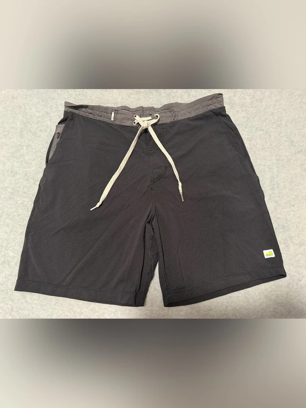 Vuori Board Shorts Black Dotted Cruise Performance Swim Trunks Athletic Mens 33